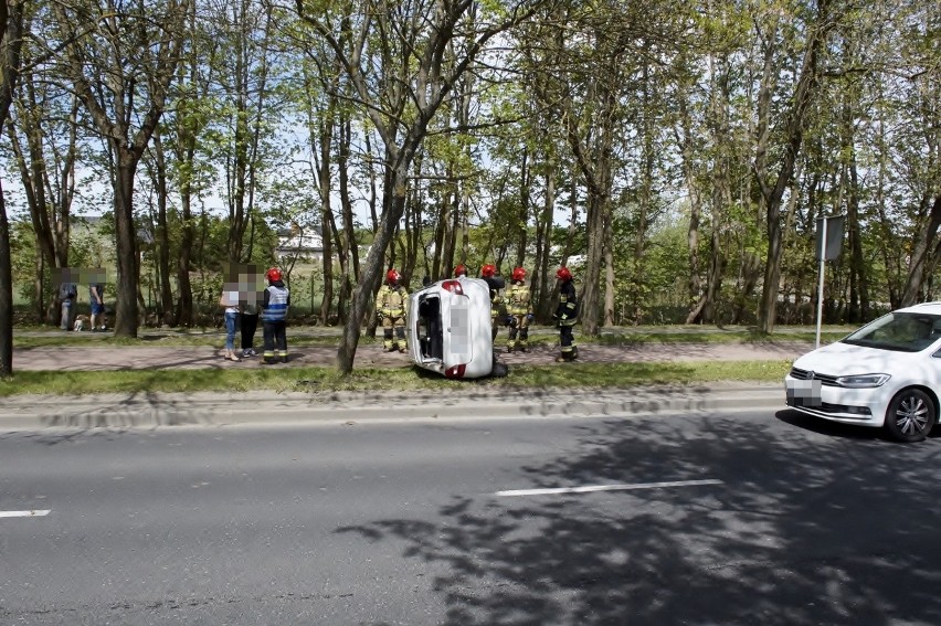Kolizja na ulicy Gdańskiej. Auto przewróciło się na bok [ZDJĘCIA]