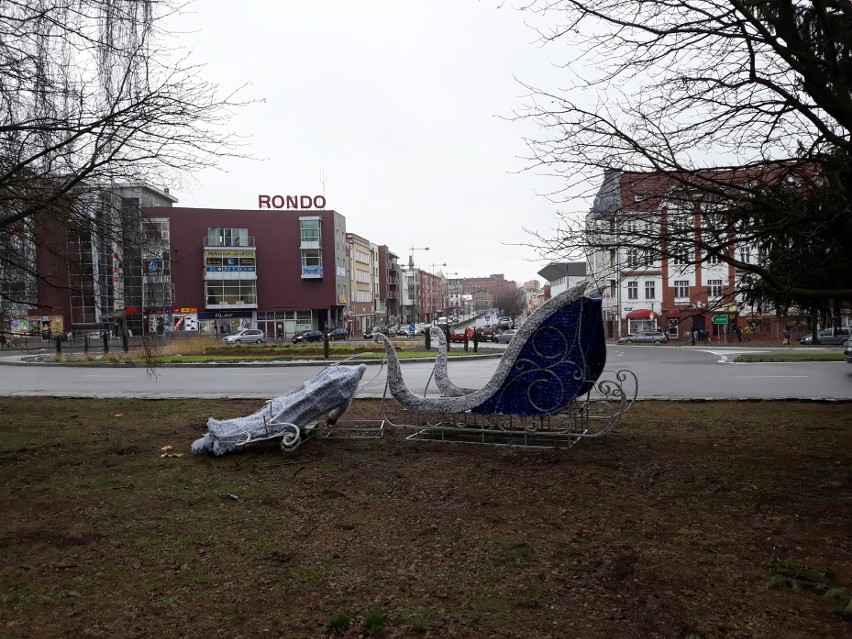 Renifer jest ozdobą świąteczno-noworoczną w centrum...