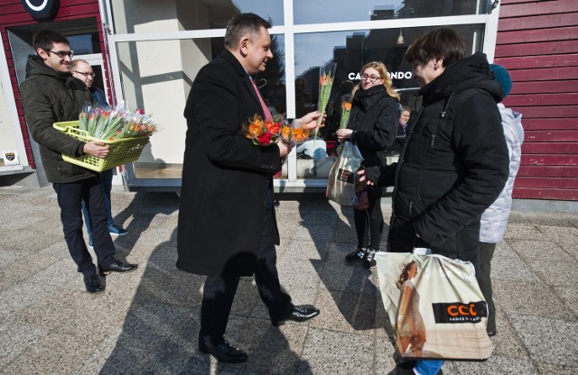 Prezydent Piotr Jedliński wręczał mieszkankom Koszalina kwiaty.