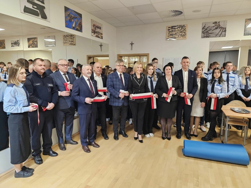 Wirtualna strzelnica w szkole w Łopusznie oficjalnie otwarta. Będą z niej korzystać uczniowie szkół mundurowych z całego powiatu