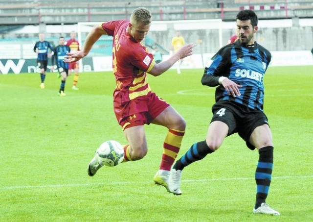 Mecz Jagiellonia - Piast Gliwice już w sobotę. Bekim Balaj (z lewej) i jego koledzy z Jagiellonii Białystok mają niewielkie szanse, by załapać się do czołowej ósemki ekstraklasy piłkarskiej