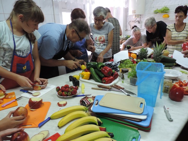 Uczestnicy projektu „Emocje makatką malowane” spotykają się między innymi w kuchni. Uczą się zdobienia stołów, ale także sztuki rzeźbienia w owocach i warzywach
