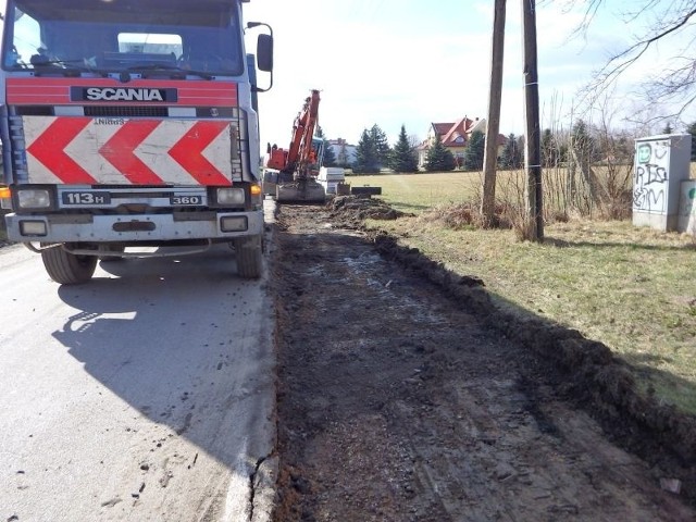 Na ul. Letniskową w Rzgowie wyjechał sprzęt drogowy.