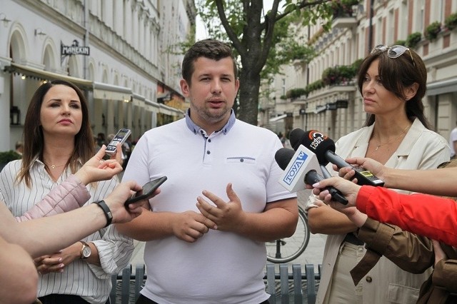 Zadni z komisji ds. budżetu obywatelskiego: Agnieszka Wieteska. Damian Raczkowski i Ewa Bujnowicz.