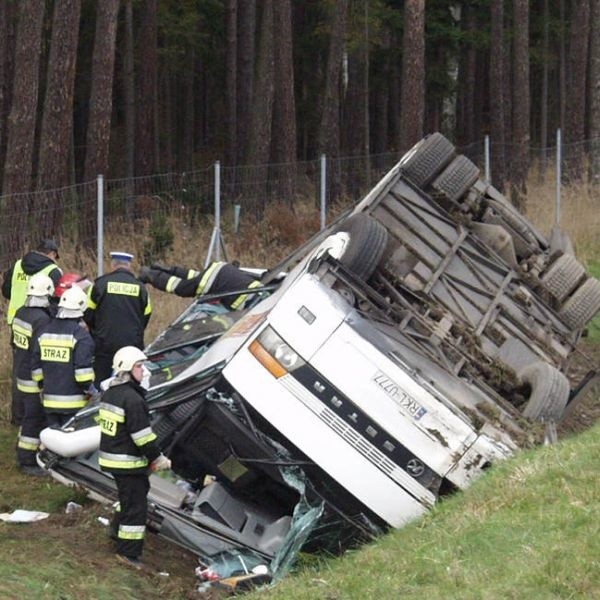 Wypadek zdarzył się w niedzielę na autostradzie A4 w pobliżu Opola. Biegły bada stan techniczny autokaru i tachograf. Według policji, prawdopodobną przyczyną wypadku było znużenie długą monotonną jazdą i nieuwaga kierowcy. Autokarem jechało 28 osób.