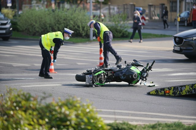 Przed godz. 7 we wtorek, 28 kwietnia doszło do zderzenia motocykla i samochodu osobowego na skrzyżowaniu ulic Garbary, Małe Garbary, Estkowskiego. Utrudnienia przez dwie godziny odnotowywało MPK Poznań. Motocyklista trafił do szpitala.Przejdź do następnego zdjęcia ----->