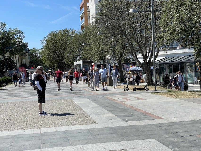 Udany weekend w Międzyzdrojach. Tłumy turystów nie tylko na molo, ale także na samej plaży. Zobacz ZDJĘCIA