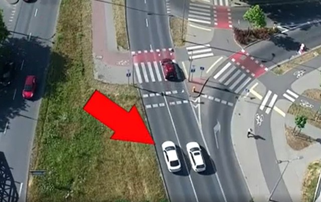 Widok z policyjnego drona bydgoskiej "drogówki" na auto kierowcy, który wyprzedzał przed przejściem dla pieszych.