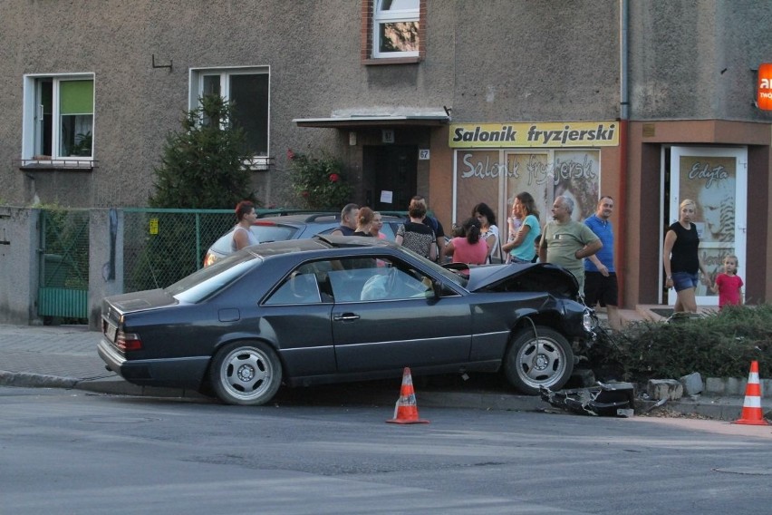 Wypadek na Czajkowskiego. Zderzyły się opel, mercedes i fiat. Trzy osoby w szpitalu