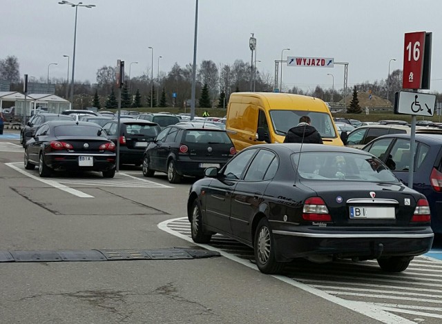 Kierowcy parkujący obok galerii Auchan przy ul. Produkcyjnej w Białymstoku zastawiają nawet część jezdni wyłączonej z ruchu
