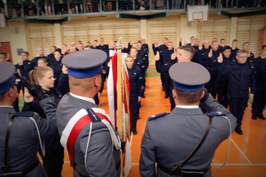 Nowi policjanci w Łódzkiem: 8 kobiet i 38 mężczyzn