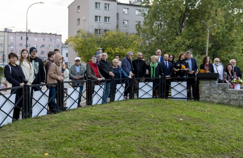 Zobacz kolejne zdjęcia. Przesuwaj zdjęcia w prawo - naciśnij...