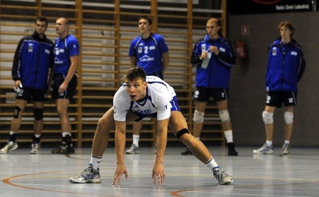 Libero Kamil Ratajczak (na pierwszym planie) był w środę najlepszym zawodnikiem gorzowskiej drużyny. Zaimponował wieloma obronami w polu i 77-procentową skutecznością przyjmowania zagrywek rywali.