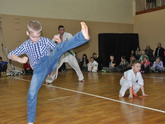 Efektowny pokaz "walki z cieniem&#8221; w wykonaniu uczestników Zimowej Akademii Karate &#8211; Wiktora Kozłowskiego (z lewej), Bartłomieja Pająka (z tyłu) i Alberta Malika (z prawej).