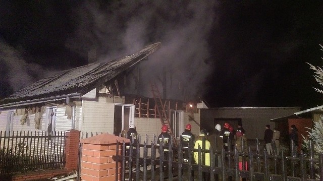We wtorek 10 stycznia ogień zniszczył dom w Żelaznej Starej. Czteroosobowa rodzina została bez dachu nad głową.