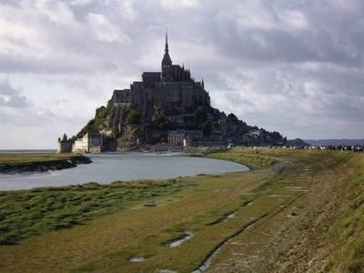 Mont Saint Michel - widok z grobli. Początek przypływu.