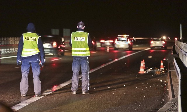 Do tragicznego wypadku doszło w sobotę (10 grudnia) na drodze ekspresowej nr 3 koło Sulechowa. Pieszy przechodził przez jezdnię. Potrącił go ford. Mężczyzna zginął na miejscu.