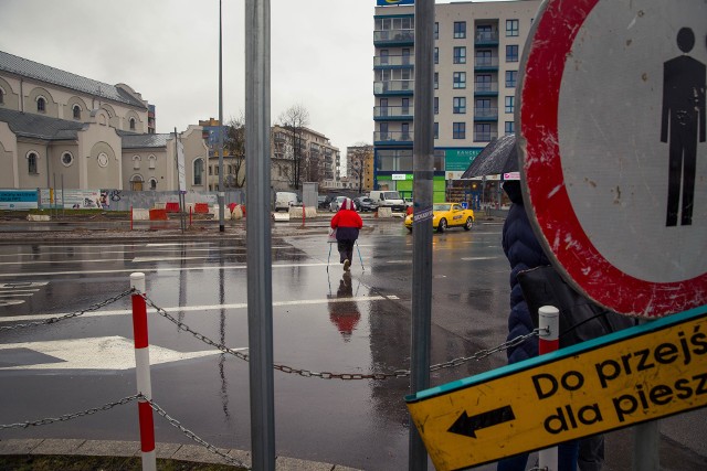 Na tym fragmencie Legionowej jest bardzo niebezpiecznie. Choć nie ma tu pasów, ludzie i tak tędy przechodzą.