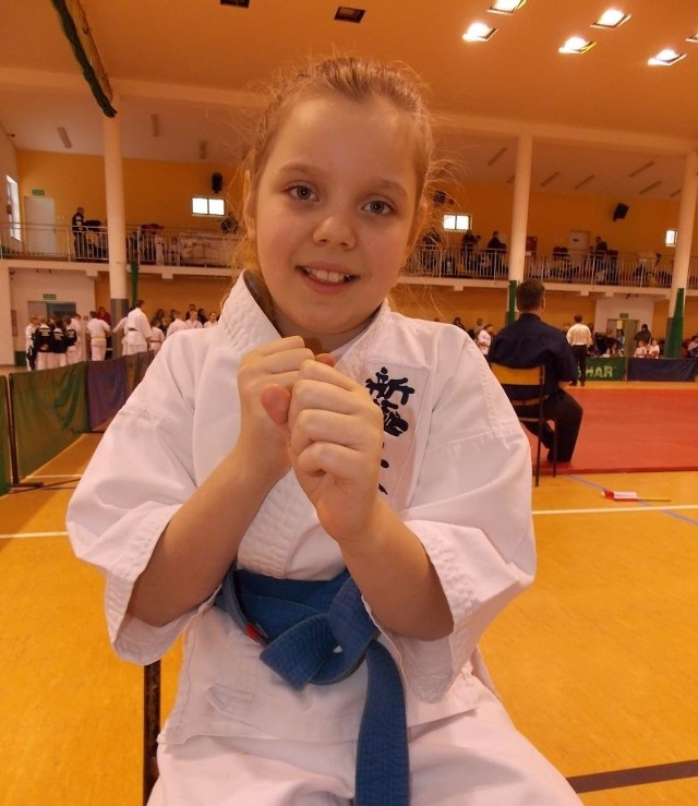 Martyna Gniewek ćwiczy karate już 4 lata, o jej kondycję w domu dba tata, z którym trenuje w każdej wolnej chwili.