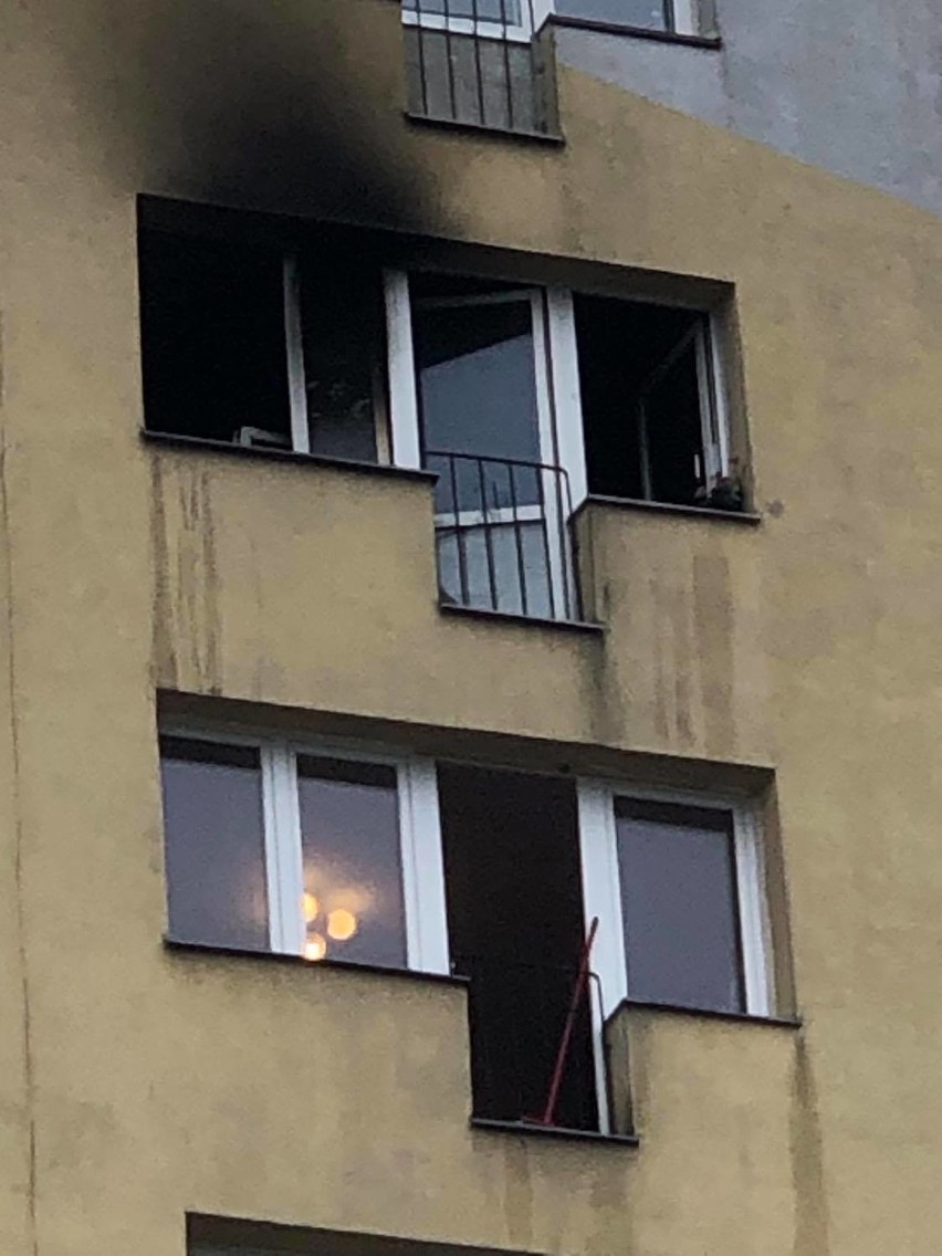 Pożar w mieszkaniu na dziewiątym piętrze w wieżowcu przy ul. Batalionów Chłopskich. Poparzona lokatorka 