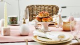 Wielkanocne obrusy, bieżniki i serwetki na Wielkanoc 2022. Modne inspiracje na świąteczny stół. Zobacz, jak udekorować stół na Wielkanoc