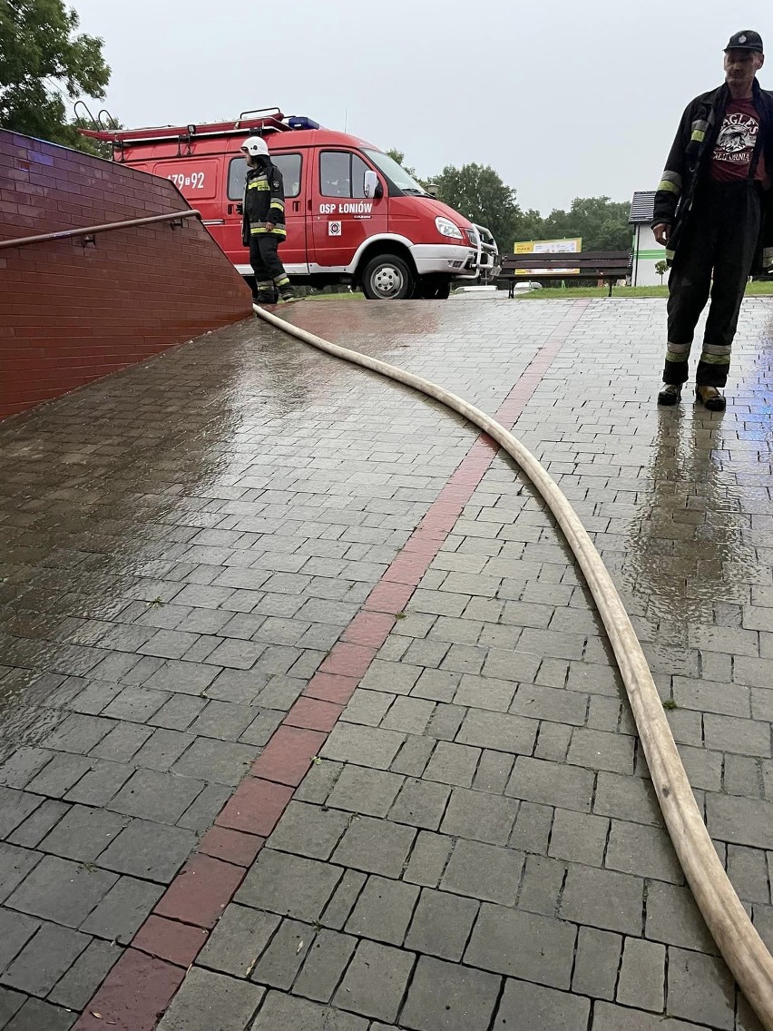 Ulewny deszcz i silny wiatr. Strażacy z województwa świętokrzyskiego mieli dużo pracy 