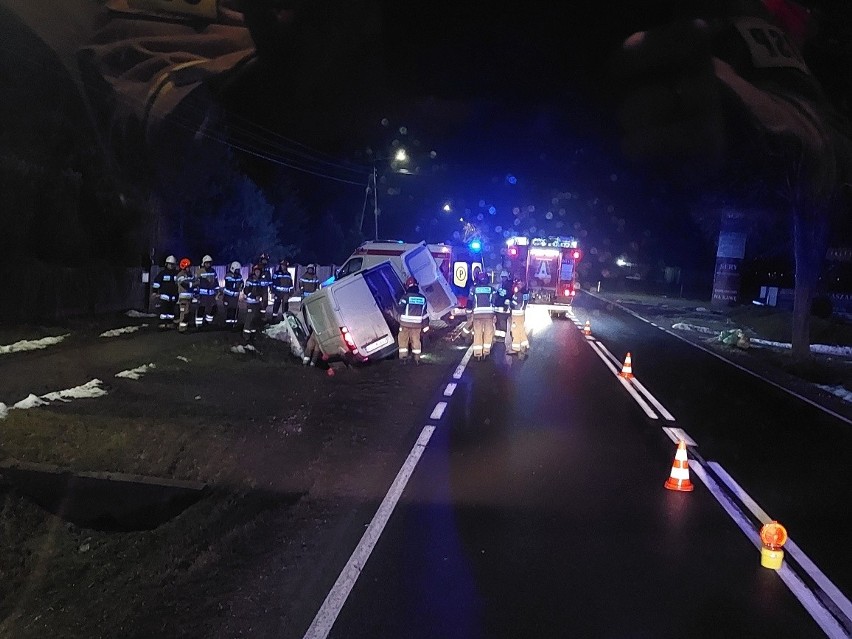 Wypadek busa w Przybysławicach. Jedna osoba w szpitalu