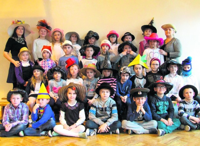 Uczniowie z Klwowa przygotowali kapelusze na lekcje, by w ten sposób pokazać, że można organizować ciekawe zajęcia.