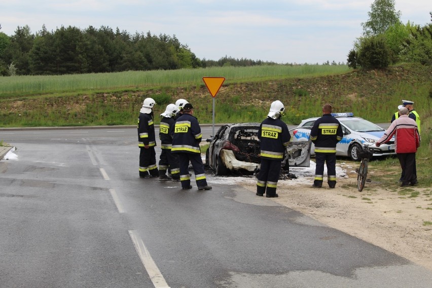 W Działoszynie w trakcie jazdy zapalił się samochód. Auto spaliło się doszczętnie, kierowca cudem ocalał [ZDJĘCIA]