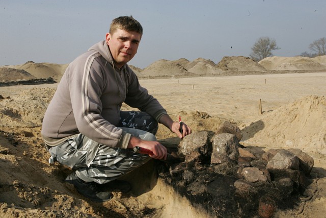 W wykopaliskach brało udział w sumie dziewięć osób. Kierował nimi Krzysztof Socha. Pracowali na łąkach niedaleko osiedla Drzewice od października do marca.