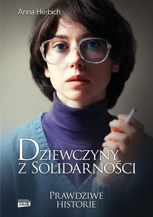 Anna Herbich (rocznik 1986) ‒ dziennikarka tygodnika „Do Rzeczy”. Wcześniej pracowała w „Rzeczpospolitej” i „Uważam Rze”. Urodziła się i mieszka w Warszawie. Jej babcia jest jedną z bohaterek „Dziewczyn z Powstania”.