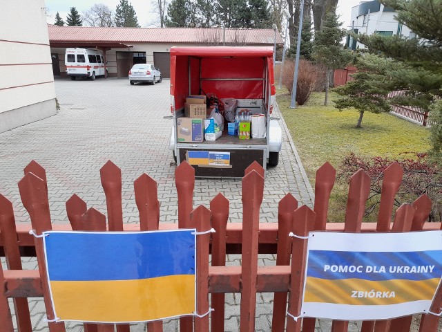 W gminie Niepołomice zbiórka darów dla uchodźców z Ukrainy przeniosła się obecnie do remiz OSP. Przy siedzibie OSP Niepołomice stanęła specjalna przyczepa. Dary można zostawiać tam w godz. 7-22