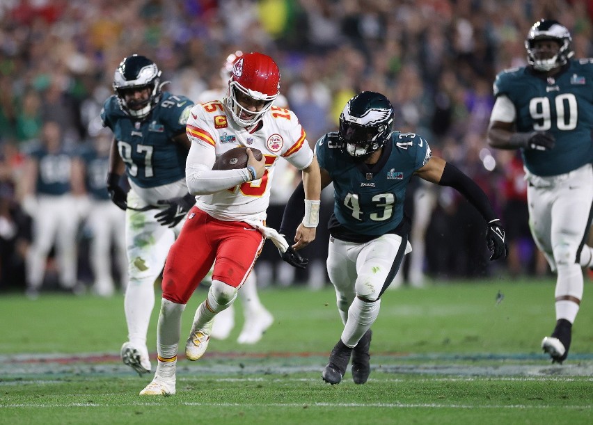 Rozgrywający Kansas City Chiefs, Patrick Mahomes (z lewej),...