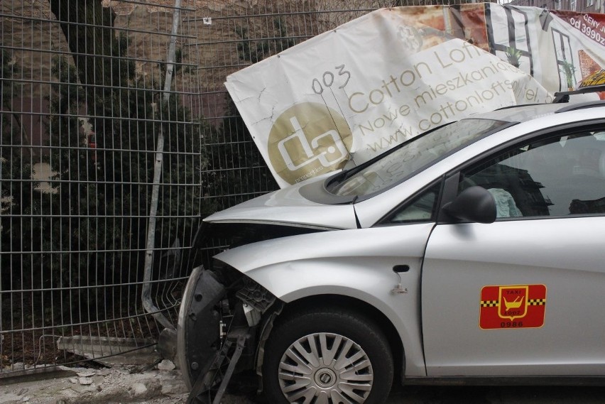Wypadek na Żeromskiego. Taksówka uderzyła w ogrodzenie [ZDJĘCIA+FILM]