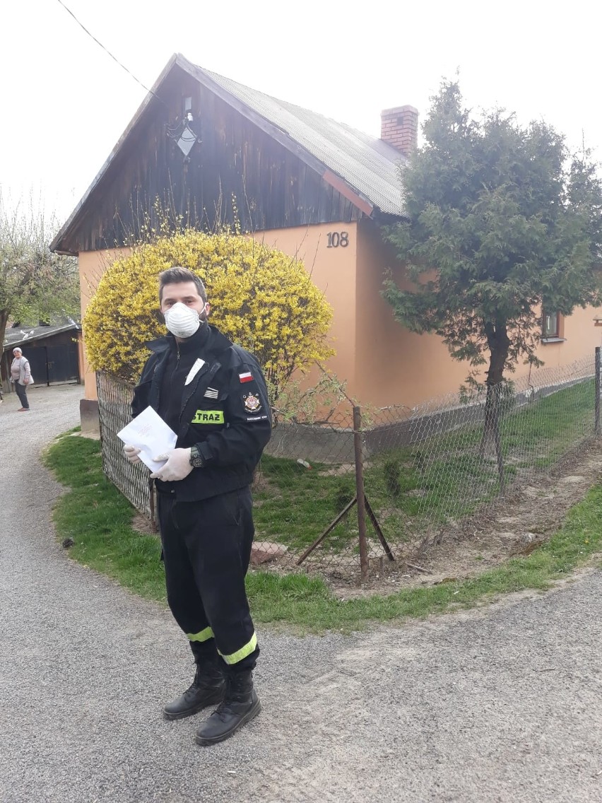 Strażacy ochotnicy z Gorzyczan dostarczyli do mieszkańców ponad 600 bezpłatnych maseczek [ZDJĘCIA]