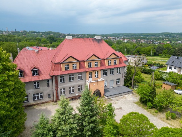 Zabytkowy gmach dawnej szkoły w dzielnicy Niedobczyce został wystawiony na sprzedaż. Cena wywoławcza wynosi ponad 3 miliony złotych.