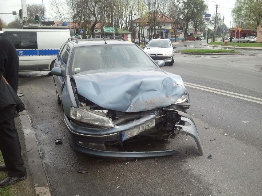 Wypadek w Nowosolnej. Zderzenie dwóch aut, jedna osoba ranna [ZDJĘCIA]