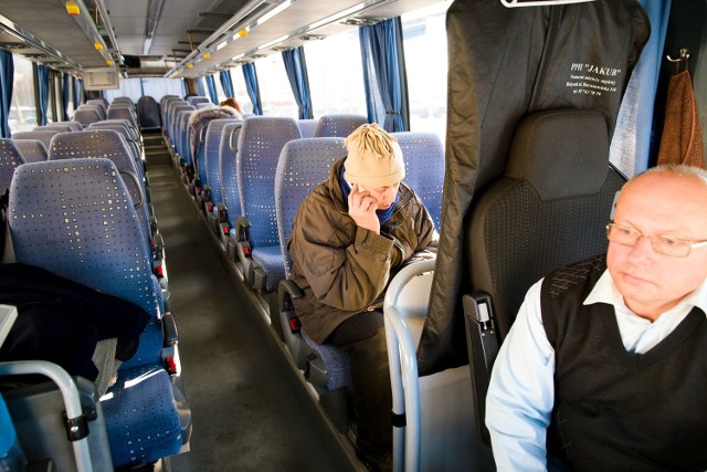 W poniedziałek autobusem PKS o godz. 13.10 do Warszawy jechały tylko dwie osoby, w tym jedna do Jeżewa a druga do Zambrowa. - Nie warto dalej utrzymywać tych połączeń - uważa kierowca.