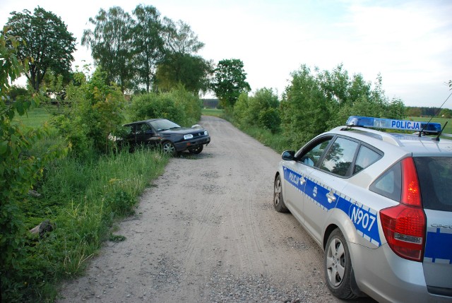 Dzisiaj w nocy w okolicy Karwna (gm. Czarna Dąbrówka) policjanci ścigali kierowcę volkswagena. 29-letni mężczyzna zakończył jazdę w rowie rozbijając samochód. Był nietrzeźwy – 0,6 promila alkoholu. Do szpitala trafiła 26-letnia pasażerka auta.