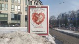 Białystok. Kolejny plakat antyaborcyjny został zniszczony. Pojawił się na nim napis "wolny wybór" i osiem gwiazdek (ZDJĘCIA) 