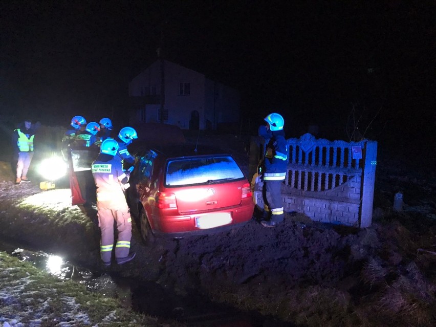 Wypadek w Młotkowicach. Golf wypadł z drogi i uderzył prosto w betonowy płot. Kobieta odmówiła dmuchnięcia w alkomat [ZDJĘCIA]