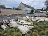 Betonowe płyty i... stara kanapa. Ktoś wyrzucił odpady w centrum zielonogórskiej Krępy