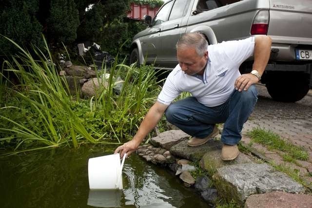Waldemar Frańczak wodę do spłukiwania toalety bierze z sadzawki