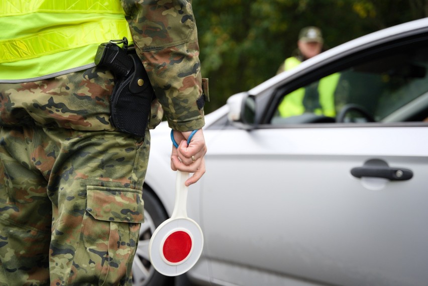 Braki w dokumentach samochodów, podrobione prawa jazdy,...