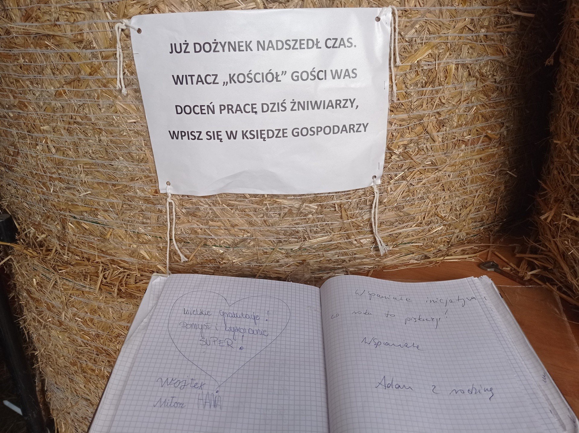 Wybudowali kościół ze słomy, jest w nim nawet ksiądz [ZDJĘCIA] | Nowiny