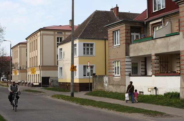 Zdaniem mieszkańców nawierzchnia ulicy i chodniki powinny zostać odnowione.