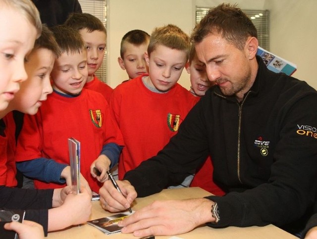 Jerzy Dudek jest osobą niezwykle popularną. Podczas pobytu w Targach Kielce rozdał setki autografów. 