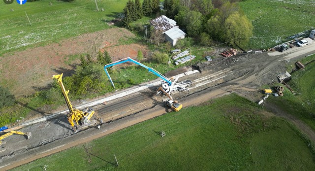 Palownica ważąca 80 ton oraz inny ciężki sprzęt pracuje na zniszczonym przez osuwisko odcinku DK28 w Kasinie Wielkiej