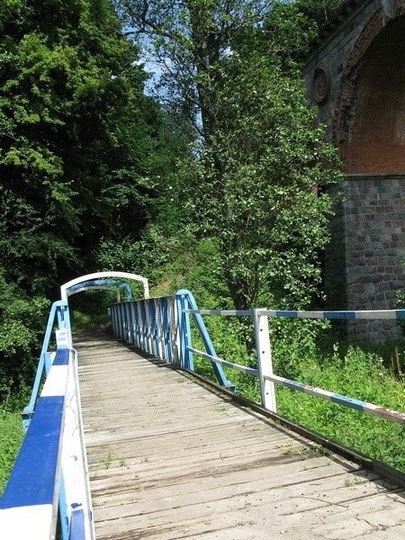 Niszczeje zabytkowy most nad Borują w Bytowie