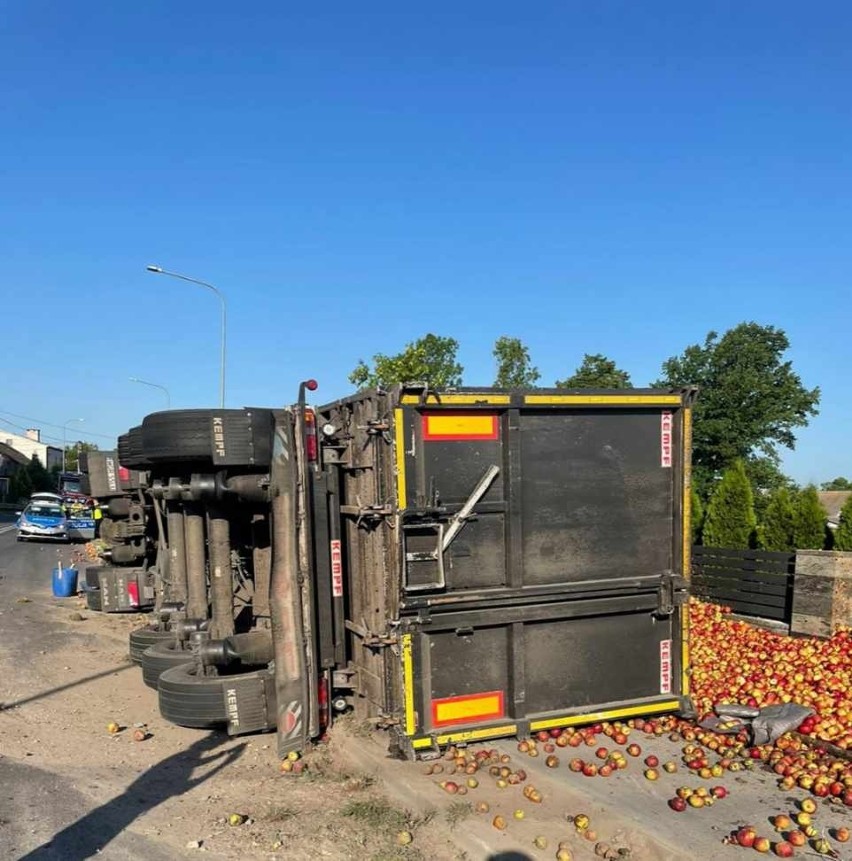 Ciężarówka i naczepa wywróciy się, drogę zasypały jabłka
